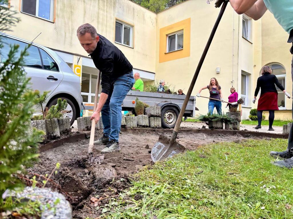 Dobrovolníci z krajského úřadu pomáhají v domově důchodců v Jabloneckých Pasekách