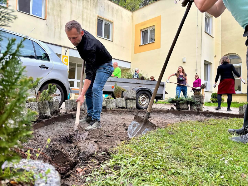 Dobrovolníci z krajského úřadu pomáhali v domově důchodců Jablonecké Paseky