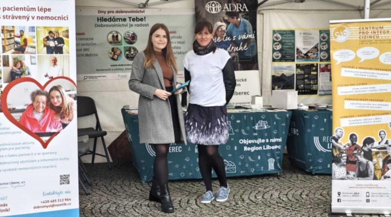 Dobrovolnice u stánku neziskové organizace na akci Dny pro dobrovolnictví