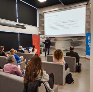 Účastníci workshopu o komunikaci s médii